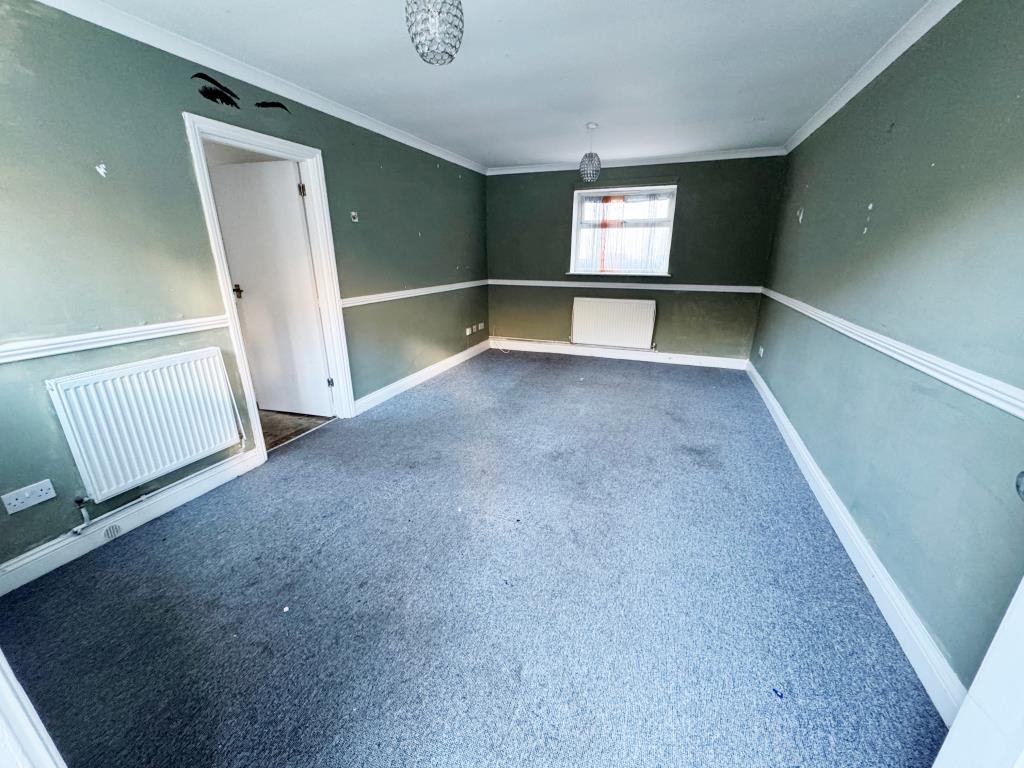 Lot: 81 - FREEHOLD BLOCK OF FOUR TWO-BEDROOM FLATS - Living room -Flat 5a